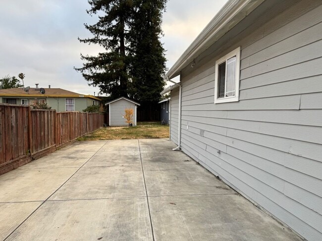 Building Photo - 9315 Hillside St