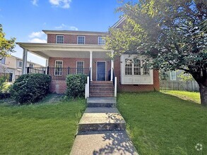 Building Photo - Conveniently Located Home 5 minutes from D...