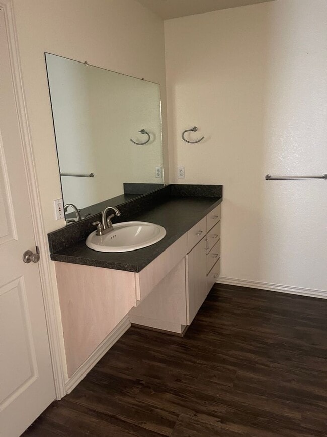 Building Photo - Spacious Duplex