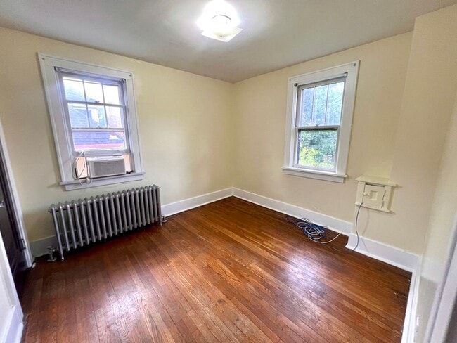 Building Photo - Spacious Home - 3 bedroom 1 bath - Squirre...