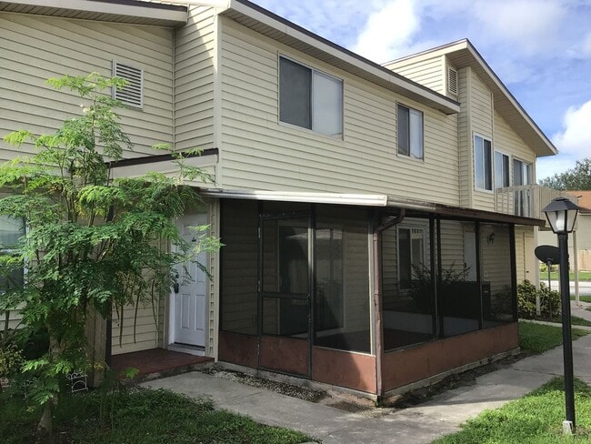 Building Photo - 2 Story Condo. Lovely 2 bed/1.5 bath condo