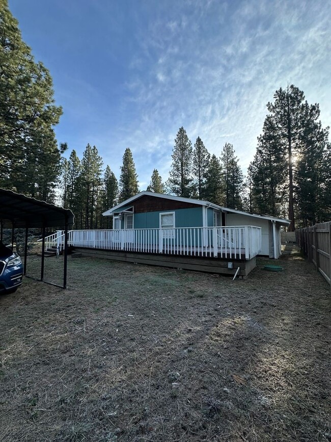 Building Photo - Adorable home in La Pine area, 1.5 acres fully fenced!!