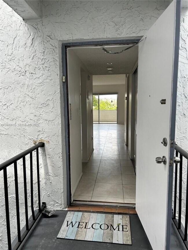 Building Photo - 3000 Sunrise Lakes Dr W