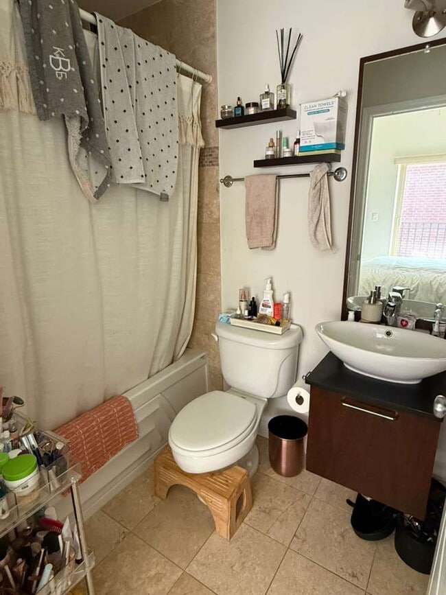 Building Photo - 807 W Lill Ave