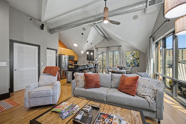 Building Photo - 261 S Limestone