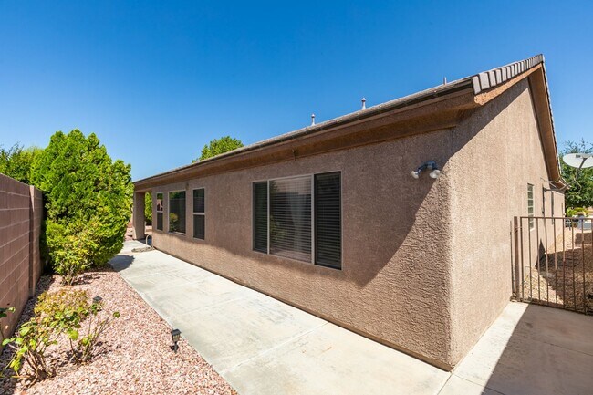 Building Photo - Fabulous Stallion Mountain Single Story