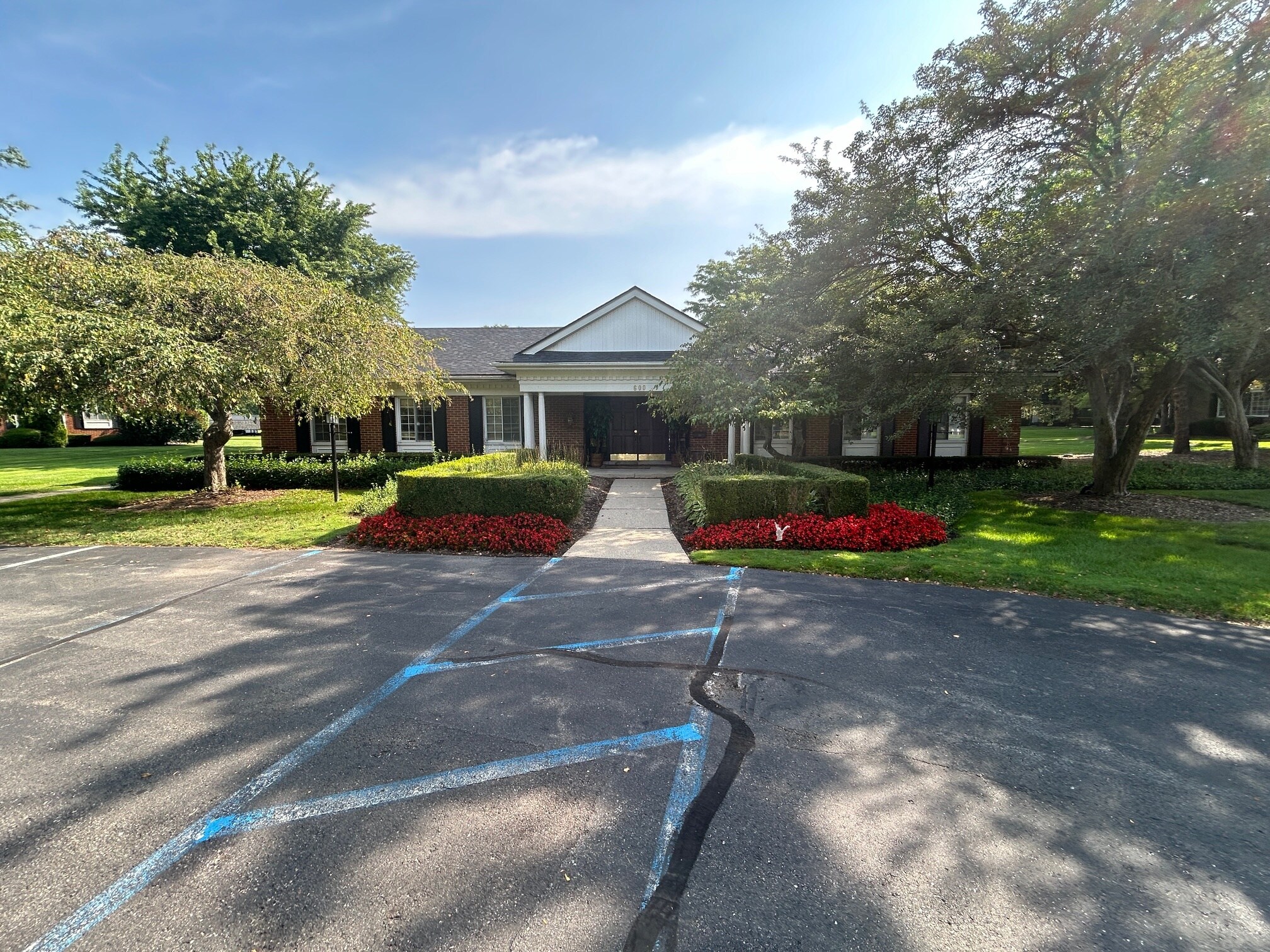 Building Photo - 683 E Fox Hills Dr