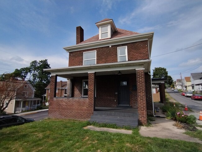 Building Photo - Beautifully Updated 3 Bedroom Home