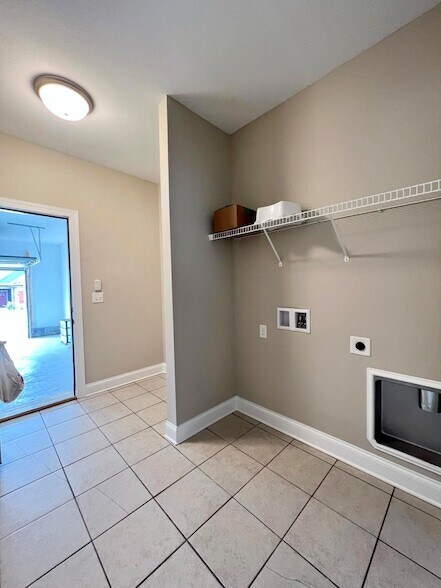 Building Photo - 9015 Seven Lakes Dr