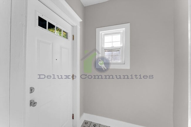 Building Photo - 724-724 Adams St SE