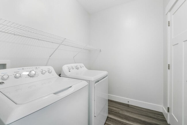 Building Photo - Pet-Friendly Lake View condo