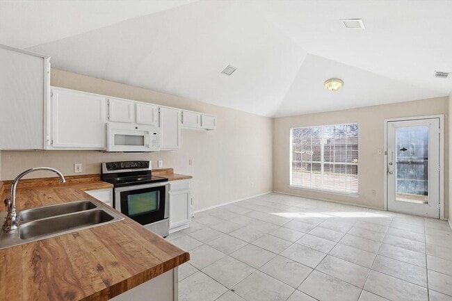 Building Photo - Half of Duplex Ready for New Tenants- 2 Bed, 2 Bath- North Richland Hills- Birdville ISD- 76180
