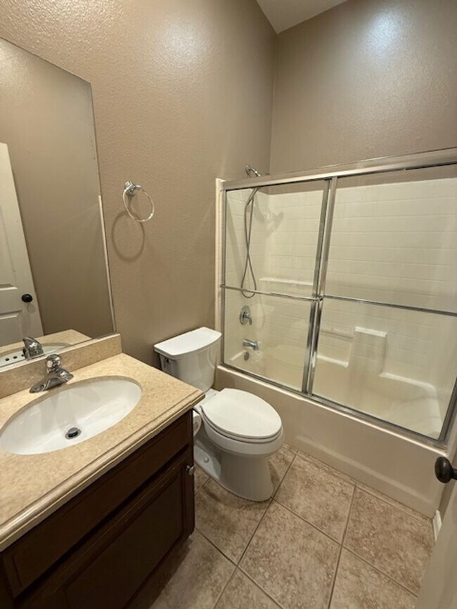 Building Photo - Condo in highly sought-after Vantage Commu...