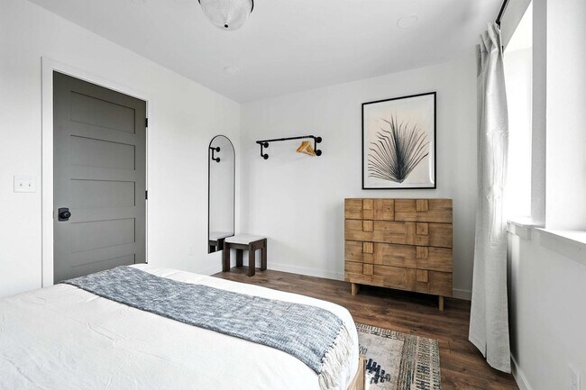 Building Photo - 925 NE 23rd Ave