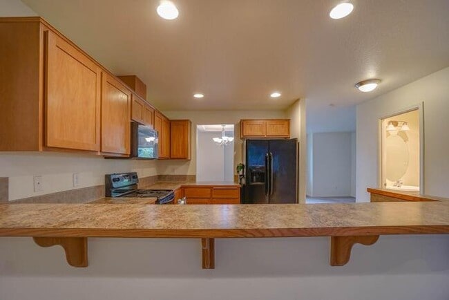 Building Photo - THREE BEDROOM TOWNHOUSE