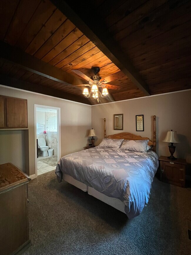 Building Photo - 933 Edgewood Cir