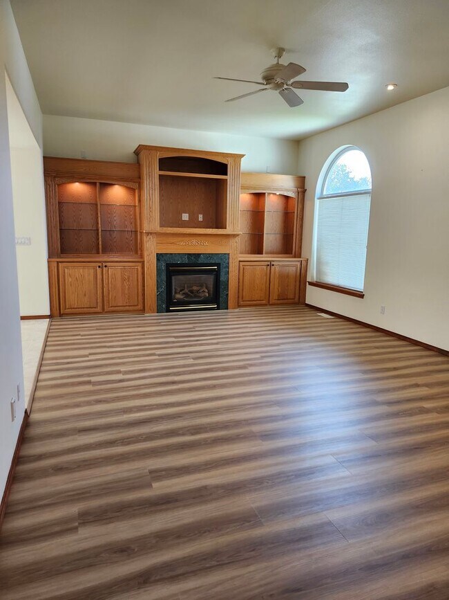 Building Photo - New Listing in a Beautiful Location in a Golf Community
