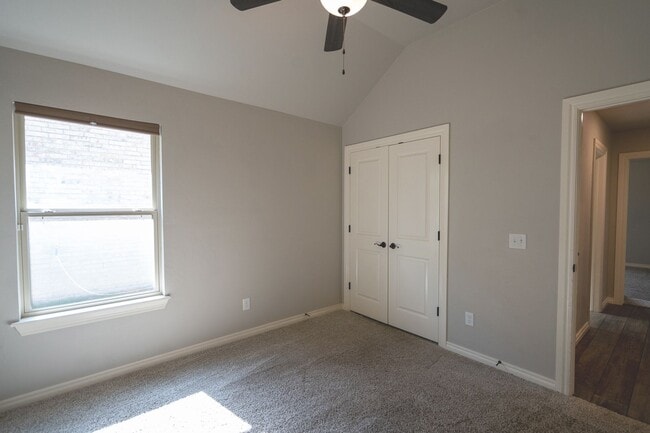 Building Photo - 1021 NE 34th Terr