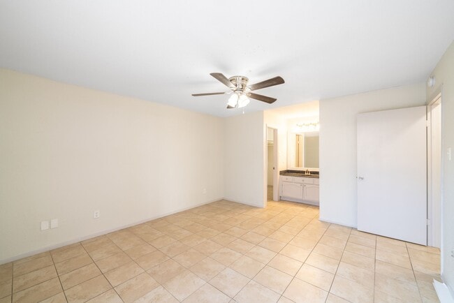 Building Photo - 7847 Green Lawn Dr