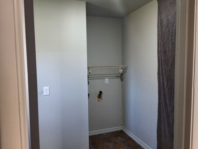 Building Photo - Comfy 2 Bedroom, 1 Bath House located in R...