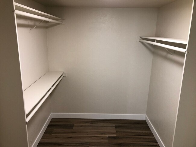 Building Photo - Updated 2 bedroom, 2 bathroom duplex in Sp...