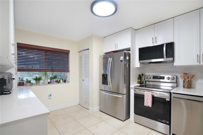 Building Photo - 6245 SW 47th Manor