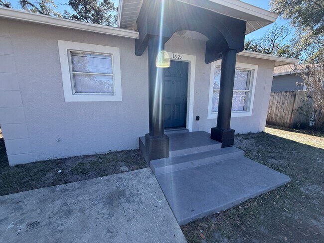 Building Photo - 3 Bed 2 Bath Home in Tampa!