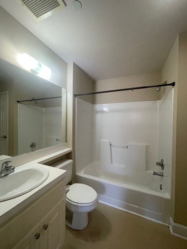 Building Photo - One Bedroom Apartment in Great Downtown Lo...