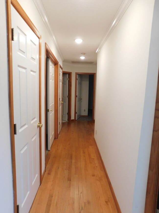 Building Photo - 3 bedroom 2.5 bathroom in Forrest Park Sub...