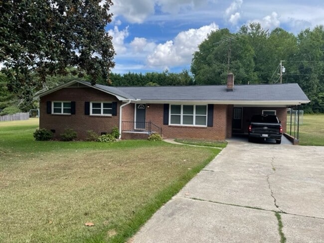 Building Photo - Quiet living on the outskirts of the City!