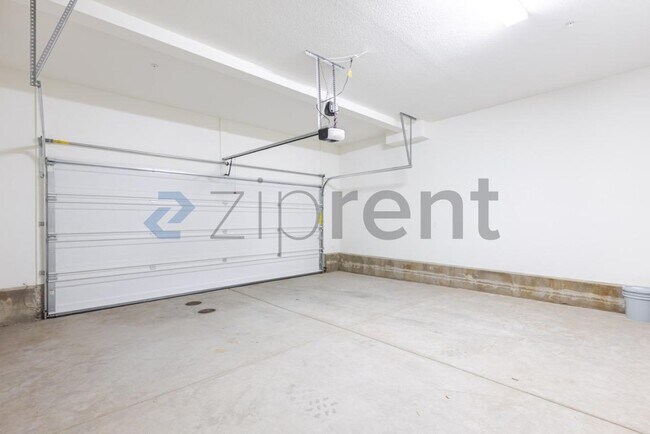 Building Photo - Unit