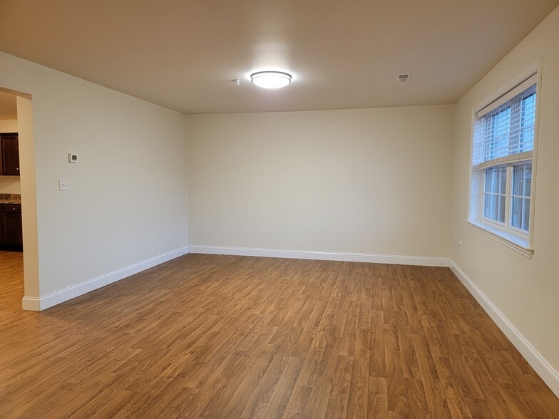 Building Photo - 143 Cedarwood Dr