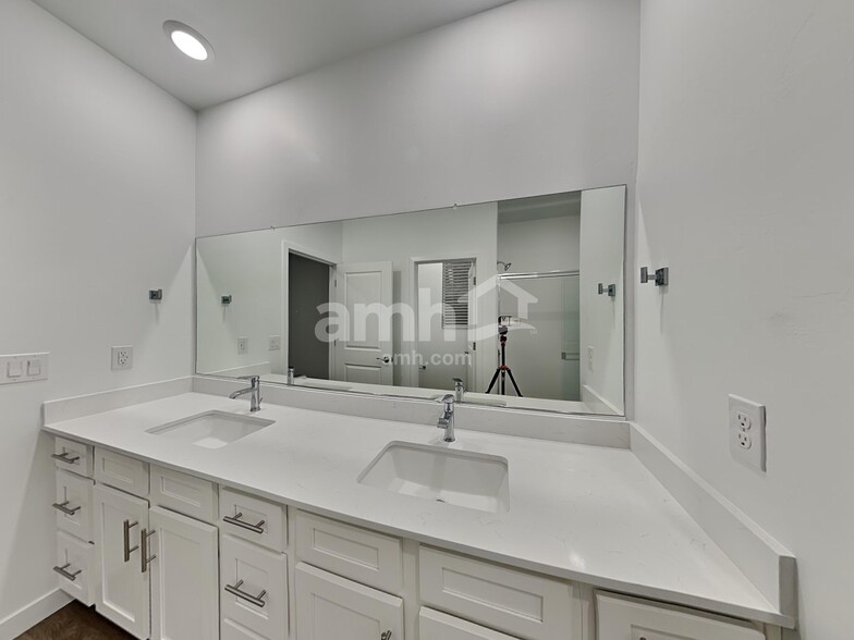 Building Photo - 2120 W Alicia Dr