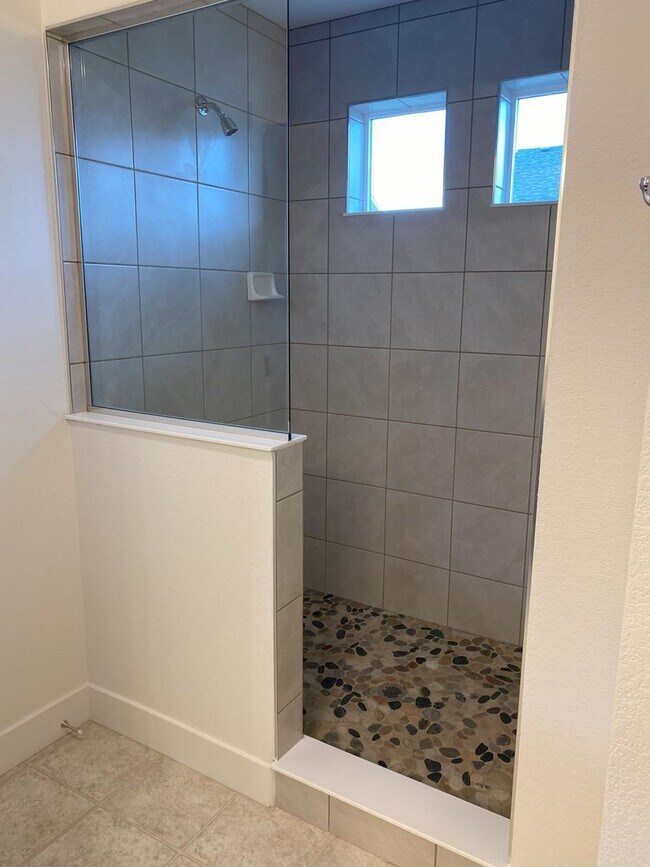 Building Photo - Stunning 4 bed 3.5 bath in Johnstown. Available NOW!