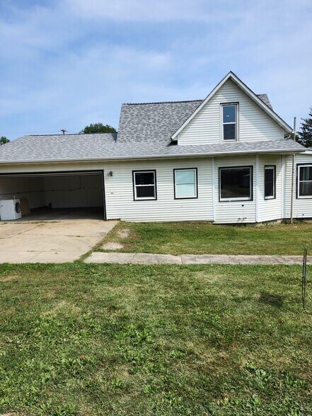 Building Photo - 206 McMartin St