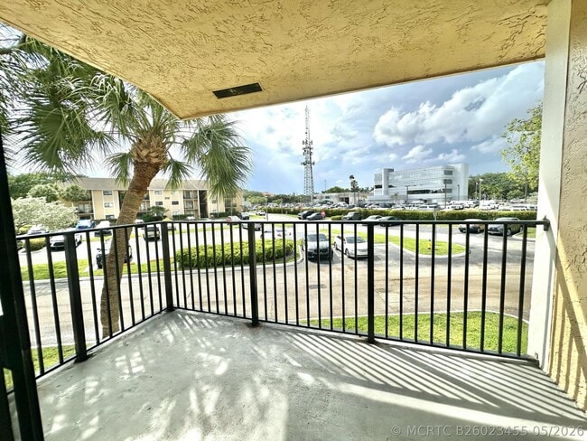 Building Photo - 206 Palm Cir W