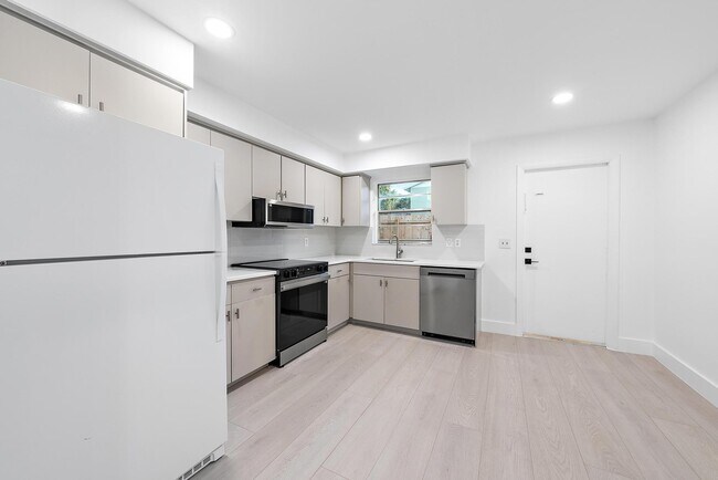 Building Photo - 1930 Service Rd