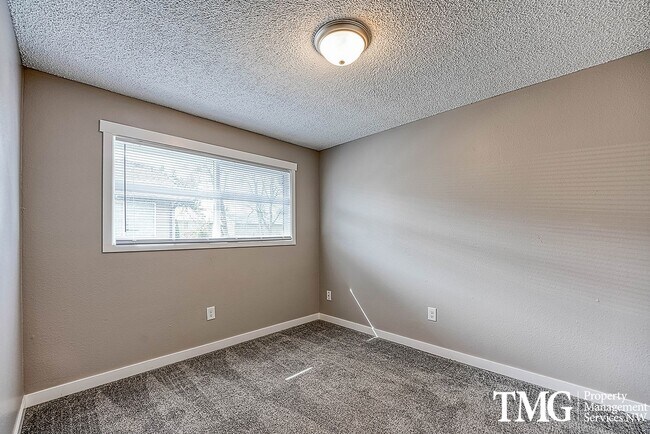 Building Photo - 2 BD Unit with Covered Deck