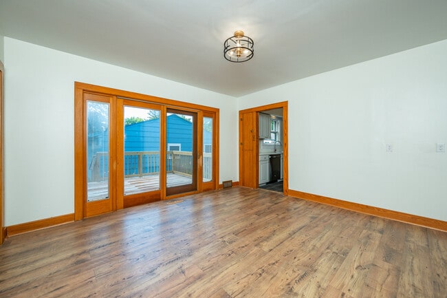 Building Photo - 822 7th St
