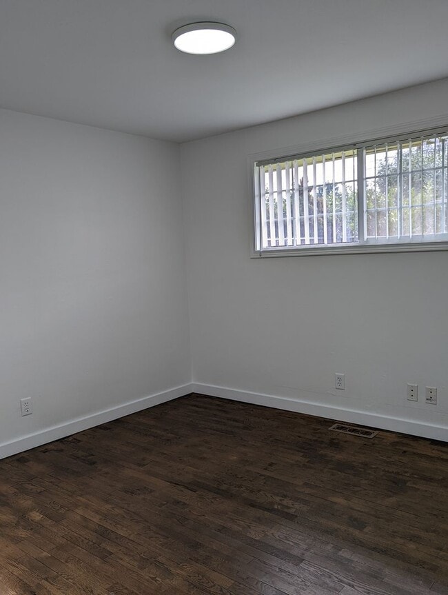 Building Photo - Beautiful 3-Bedroom, 2-Bath Home With Larg...