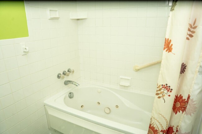 Building Photo - 1643 Colonial Manor Dr