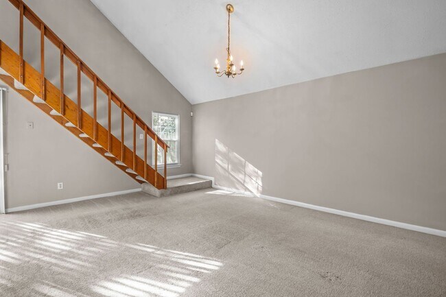 Building Photo - Just Renovated & Ready for You!