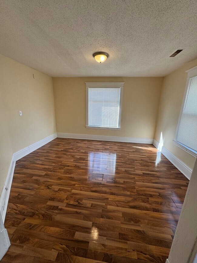 Building Photo - 1704 S 4th St