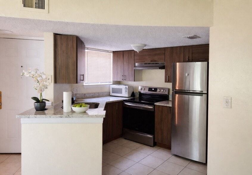 Building Photo - 1964 Lake Atriums Cir