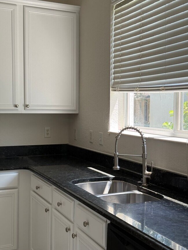 Building Photo - Come View This Amazing 3 Bed 2 Bath Single...
