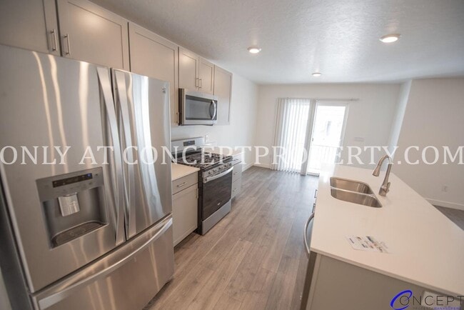 Building Photo - Brand-New Beautiful Spacious Modern Townhome in Lehi with Luxury Finishes & Prime Amenities