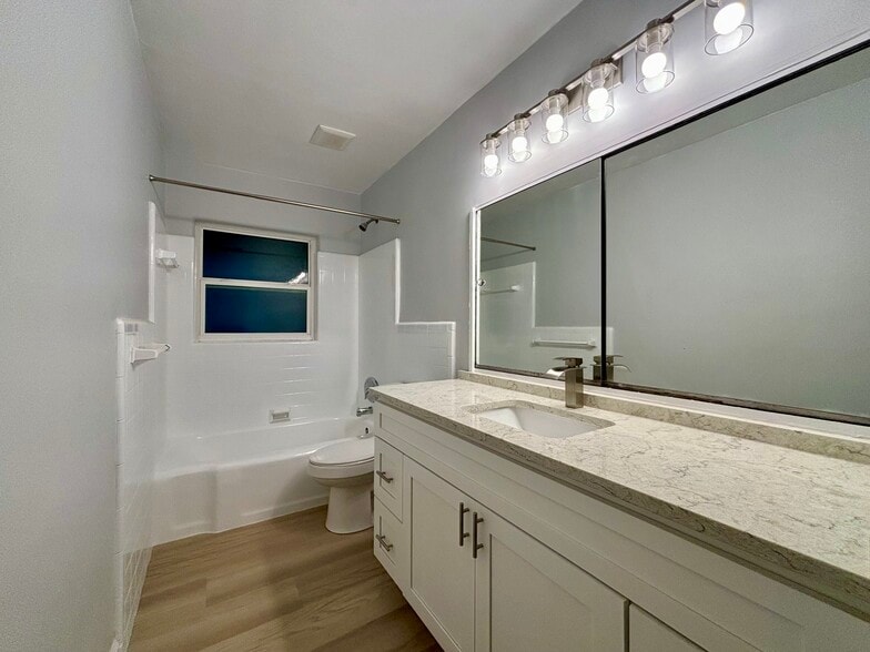 Building Photo - 718 E South St