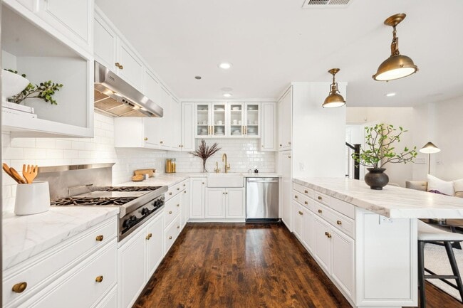 Building Photo - NOB HILL TOWNHOME FOR RENT - $13,000/mo