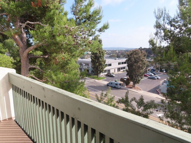 Building Photo - Perfectly located 2 bed, 2 bath condo in San Diego's Bay Ho area