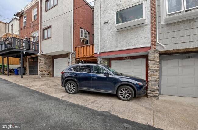 Building Photo - 3455 W Queen Ln